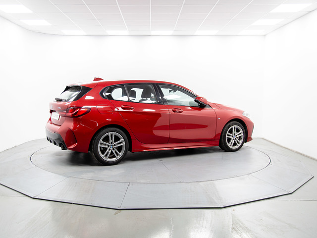 BMW Serie 1 118d color Rojo. Año 2024. 110KW(150CV). Diésel. En concesionario Móvil Begar Alicante de Alicante