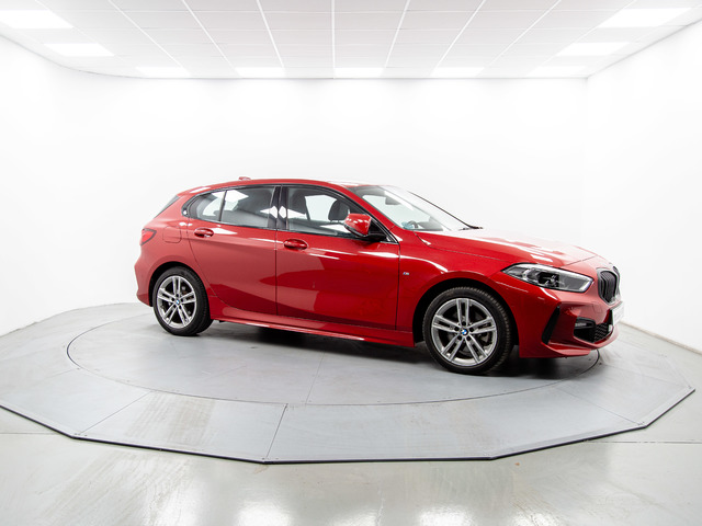 BMW Serie 1 118d color Rojo. Año 2024. 110KW(150CV). Diésel. En concesionario Móvil Begar Alicante de Alicante