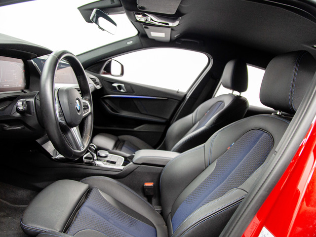 BMW Serie 1 118d color Rojo. Año 2024. 110KW(150CV). Diésel. En concesionario Móvil Begar Alicante de Alicante