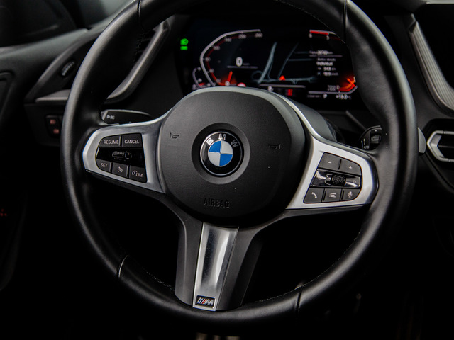 BMW Serie 1 118d color Rojo. Año 2024. 110KW(150CV). Diésel. En concesionario Móvil Begar Alicante de Alicante