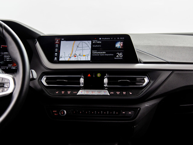 BMW Serie 1 118d color Rojo. Año 2024. 110KW(150CV). Diésel. En concesionario Móvil Begar Alicante de Alicante