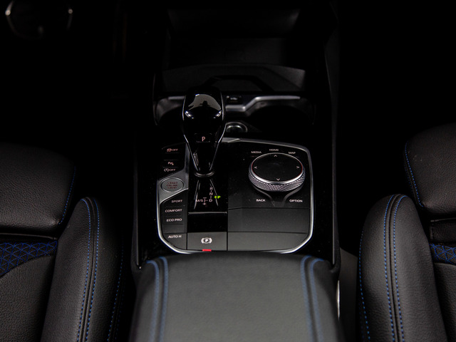 BMW Serie 1 118d color Rojo. Año 2024. 110KW(150CV). Diésel. En concesionario Móvil Begar Alicante de Alicante