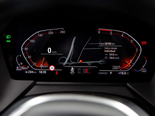 BMW Serie 1 118d color Rojo. Año 2024. 110KW(150CV). Diésel. En concesionario Móvil Begar Alicante de Alicante