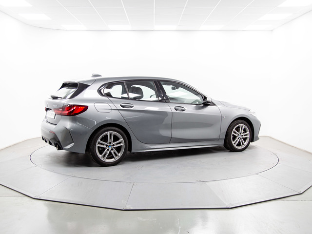 BMW Serie 1 118d color Gris. Año 2024. 110KW(150CV). Diésel. En concesionario Móvil Begar Alicante de Alicante