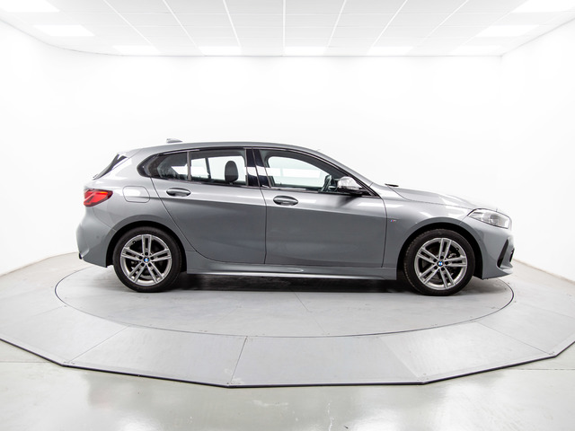 BMW Serie 1 118d color Gris. Año 2024. 110KW(150CV). Diésel. En concesionario Móvil Begar Alicante de Alicante