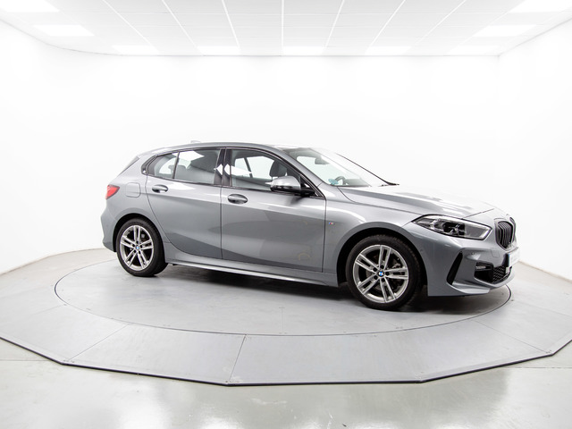 BMW Serie 1 118d color Gris. Año 2024. 110KW(150CV). Diésel. En concesionario Móvil Begar Alicante de Alicante