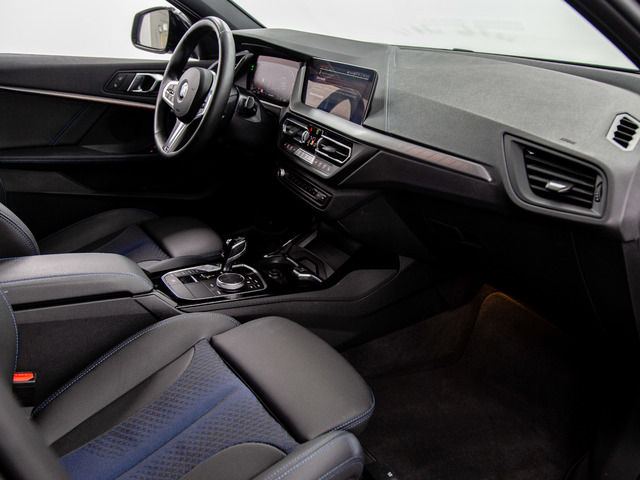 BMW Serie 1 118d color Negro. Año 2024. 110KW(150CV). Diésel. En concesionario Móvil Begar Alicante de Alicante