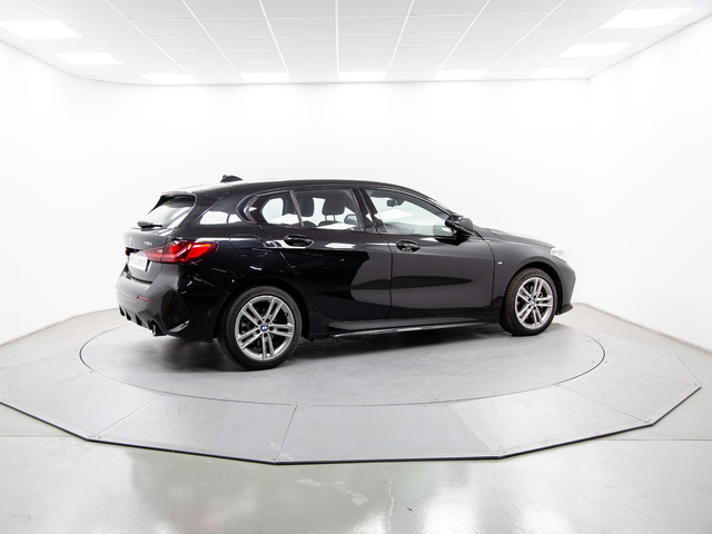 BMW Serie 1 118d color Negro. Año 2024. 110KW(150CV). Diésel. En concesionario Móvil Begar Alicante de Alicante