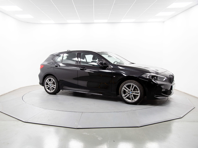 BMW Serie 1 118d color Negro. Año 2024. 110KW(150CV). Diésel. En concesionario Móvil Begar Alicante de Alicante