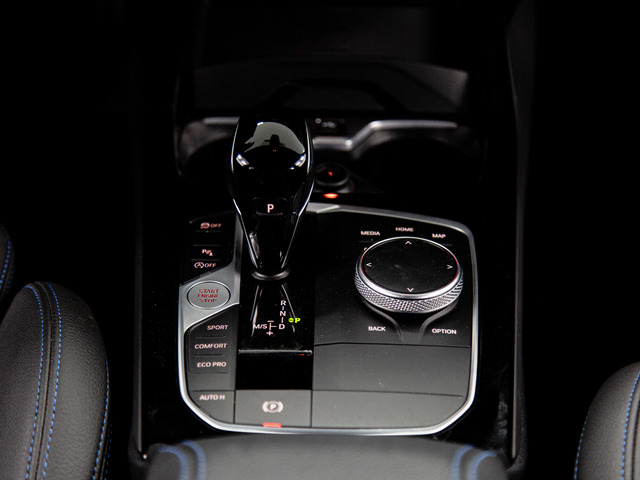 BMW Serie 1 118d color Negro. Año 2024. 110KW(150CV). Diésel. En concesionario Móvil Begar Alicante de Alicante