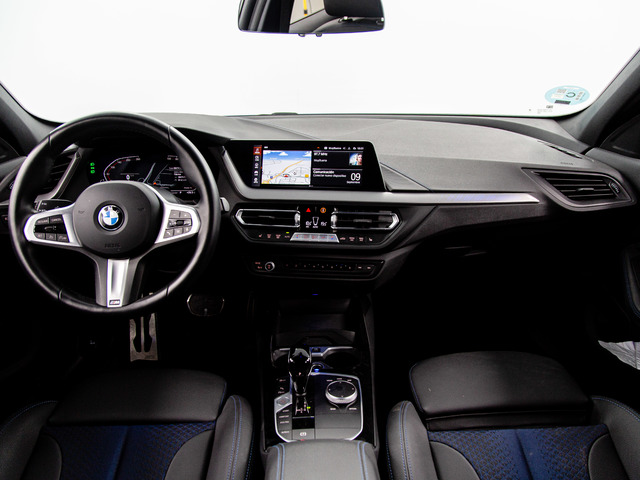 BMW Serie 1 118d color Azul. Año 2024. 110KW(150CV). Diésel. En concesionario Móvil Begar Alicante de Alicante
