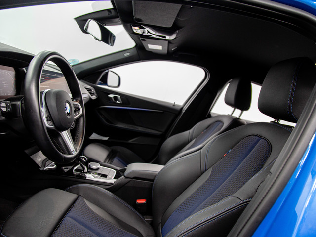 BMW Serie 1 118d color Azul. Año 2024. 110KW(150CV). Diésel. En concesionario Móvil Begar Alicante de Alicante