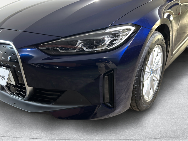 BMW i4 eDrive40 color Azul. Año 2025. 250KW(340CV). Eléctrico. En concesionario San Pablo Motor | Su Eminencia de Sevilla