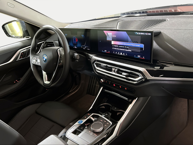 BMW i4 eDrive40 color Azul. Año 2025. 250KW(340CV). Eléctrico. En concesionario San Pablo Motor | Su Eminencia de Sevilla