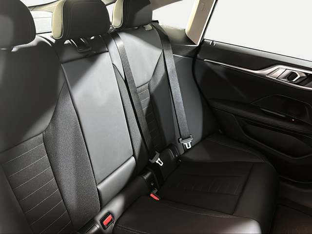 BMW i4 eDrive40 color Azul. Año 2025. 250KW(340CV). Eléctrico. En concesionario San Pablo Motor | Su Eminencia de Sevilla