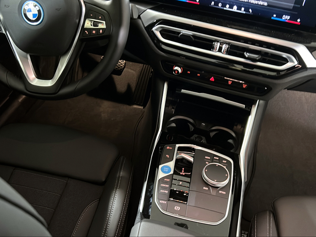 BMW i4 eDrive40 color Azul. Año 2025. 250KW(340CV). Eléctrico. En concesionario San Pablo Motor | Su Eminencia de Sevilla