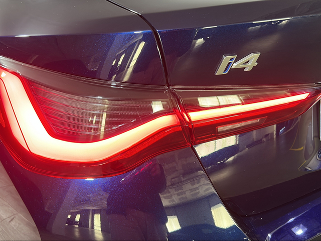 BMW i4 eDrive40 color Azul. Año 2025. 250KW(340CV). Eléctrico. En concesionario San Pablo Motor | Su Eminencia de Sevilla