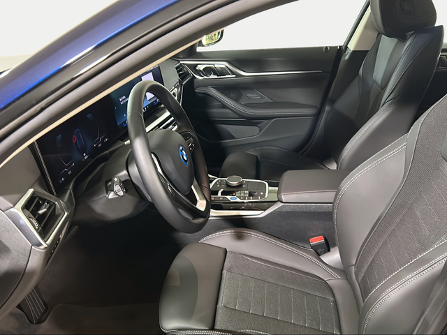 BMW i4 eDrive40 color Azul. Año 2025. 250KW(340CV). Eléctrico. En concesionario San Pablo Motor | Su Eminencia de Sevilla