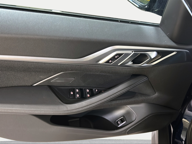 BMW i4 eDrive40 color Azul. Año 2025. 250KW(340CV). Eléctrico. En concesionario San Pablo Motor | Su Eminencia de Sevilla