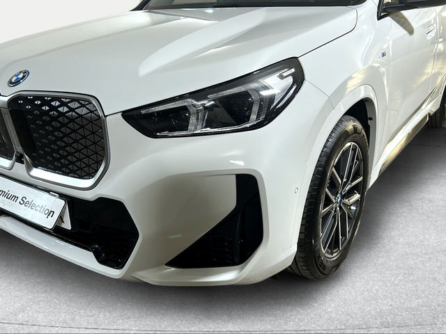 BMW iX1 eDrive20 color Blanco. Año 2025. 150KW(204CV). Eléctrico. En concesionario San Pablo Motor | Su Eminencia de Sevilla