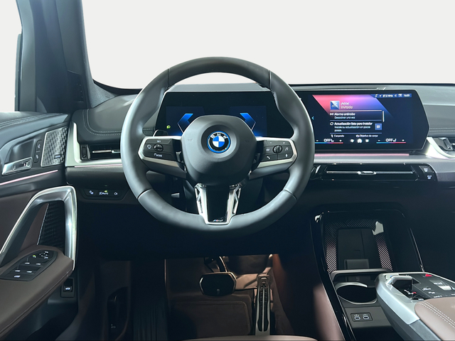 BMW iX1 eDrive20 color Blanco. Año 2025. 150KW(204CV). Eléctrico. En concesionario San Pablo Motor | Su Eminencia de Sevilla