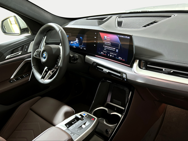 BMW iX1 eDrive20 color Blanco. Año 2025. 150KW(204CV). Eléctrico. En concesionario San Pablo Motor | Su Eminencia de Sevilla