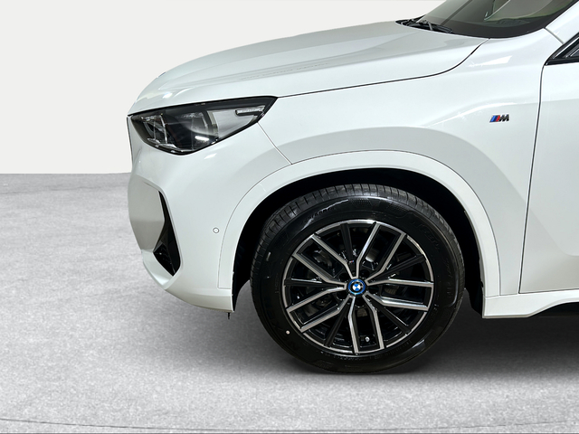 BMW iX1 eDrive20 color Blanco. Año 2025. 150KW(204CV). Eléctrico. En concesionario San Pablo Motor | Su Eminencia de Sevilla