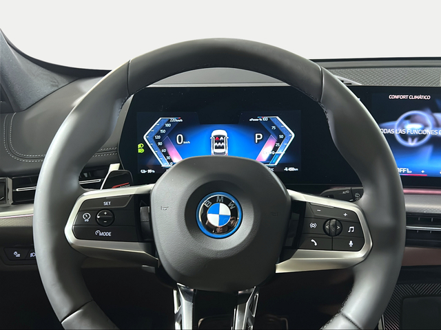BMW iX1 eDrive20 color Blanco. Año 2025. 150KW(204CV). Eléctrico. En concesionario San Pablo Motor | Su Eminencia de Sevilla