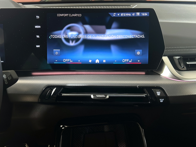 BMW iX1 eDrive20 color Blanco. Año 2025. 150KW(204CV). Eléctrico. En concesionario San Pablo Motor | Su Eminencia de Sevilla