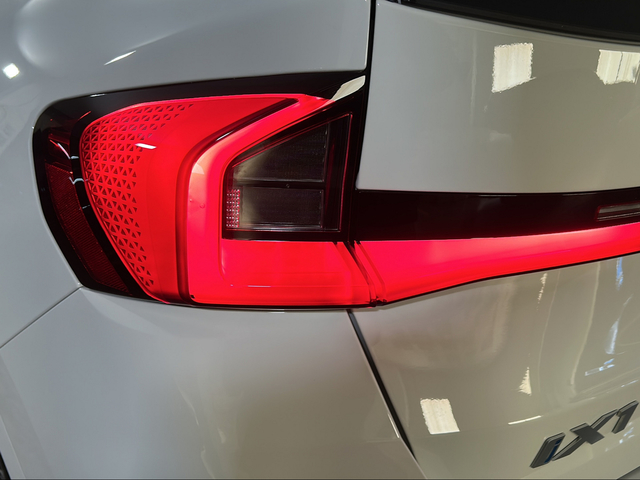 BMW iX1 eDrive20 color Blanco. Año 2025. 150KW(204CV). Eléctrico. En concesionario San Pablo Motor | Su Eminencia de Sevilla