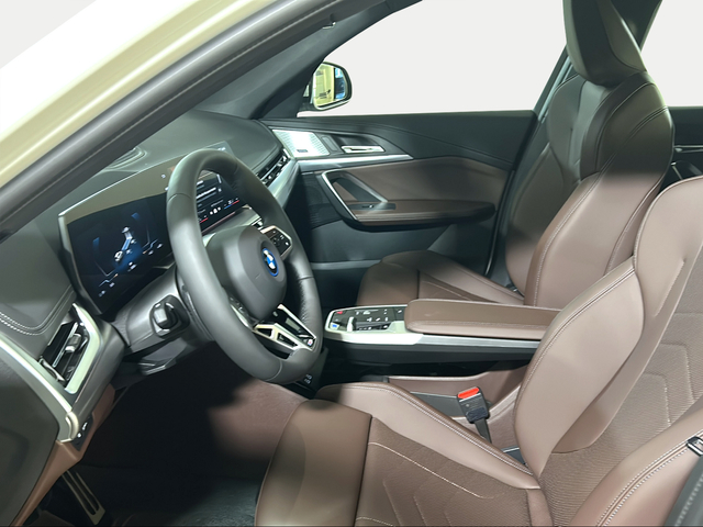 BMW iX1 eDrive20 color Blanco. Año 2025. 150KW(204CV). Eléctrico. En concesionario San Pablo Motor | Su Eminencia de Sevilla