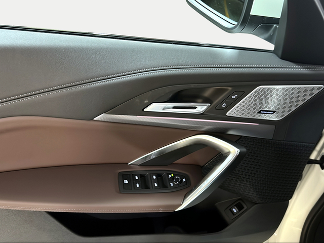 BMW iX1 eDrive20 color Blanco. Año 2025. 150KW(204CV). Eléctrico. En concesionario San Pablo Motor | Su Eminencia de Sevilla