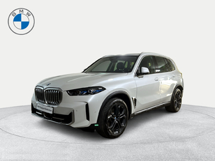 Fotos de BMW X5 xDrive40d color Blanco. Año 2025. 259KW(352CV). Diésel. En concesionario San Pablo Motor | Su Eminencia de Sevilla