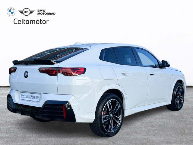 BMW X2 sDrive18d color Blanco. Año 2024. 110KW(150CV). Diésel. En concesionario Celtamotor Vigo de Pontevedra