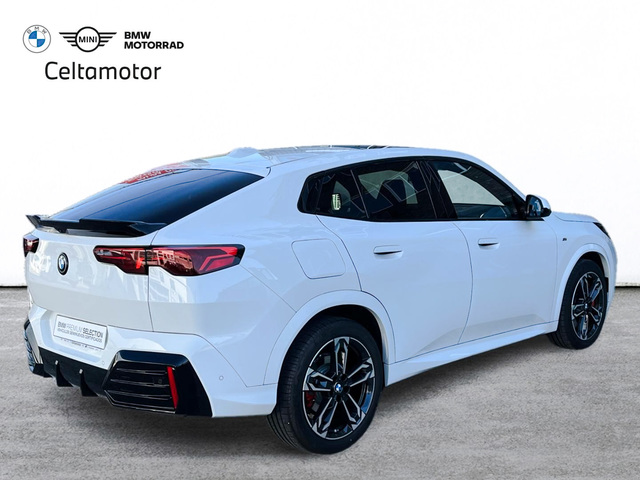 BMW X2 sDrive18d color Blanco. Año 2024. 110KW(150CV). Diésel. En concesionario Celtamotor Vigo de Pontevedra