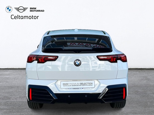 BMW X2 sDrive18d color Blanco. Año 2024. 110KW(150CV). Diésel. En concesionario Celtamotor Vigo de Pontevedra