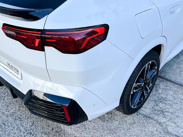 BMW X2 sDrive18d color Blanco. Año 2024. 110KW(150CV). Diésel. En concesionario Celtamotor Vigo de Pontevedra