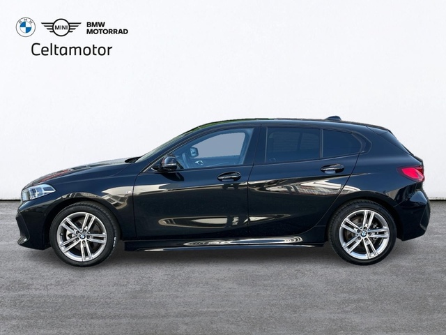 BMW Serie 1 118d color Negro. Año 2024. 110KW(150CV). Diésel. En concesionario Celtamotor Vigo de Pontevedra