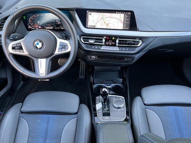 BMW Serie 1 118d color Negro. Año 2024. 110KW(150CV). Diésel. En concesionario Celtamotor Vigo de Pontevedra