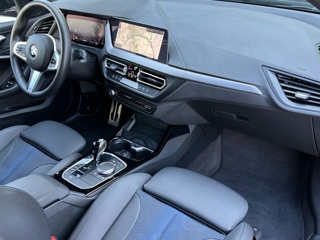 BMW Serie 1 118d color Negro. Año 2024. 110KW(150CV). Diésel. En concesionario Celtamotor Vigo de Pontevedra