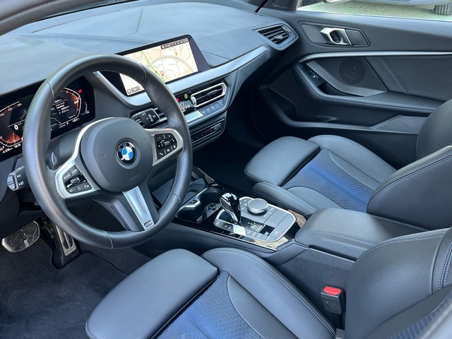 BMW Serie 1 118d color Negro. Año 2024. 110KW(150CV). Diésel. En concesionario Celtamotor Vigo de Pontevedra