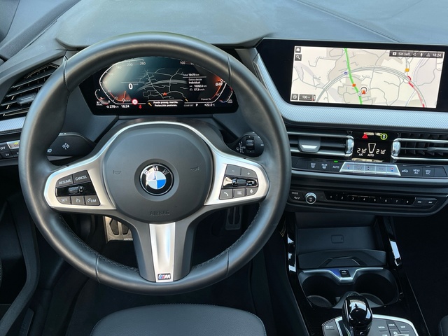 BMW Serie 1 118d color Negro. Año 2024. 110KW(150CV). Diésel. En concesionario Celtamotor Vigo de Pontevedra