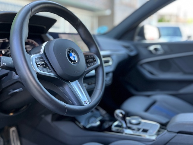 BMW Serie 1 118d color Negro. Año 2024. 110KW(150CV). Diésel. En concesionario Celtamotor Vigo de Pontevedra