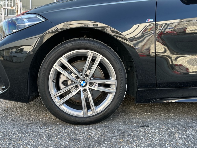 BMW Serie 1 118d color Negro. Año 2024. 110KW(150CV). Diésel. En concesionario Celtamotor Vigo de Pontevedra