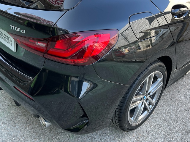 BMW Serie 1 118d color Negro. Año 2024. 110KW(150CV). Diésel. En concesionario Celtamotor Vigo de Pontevedra