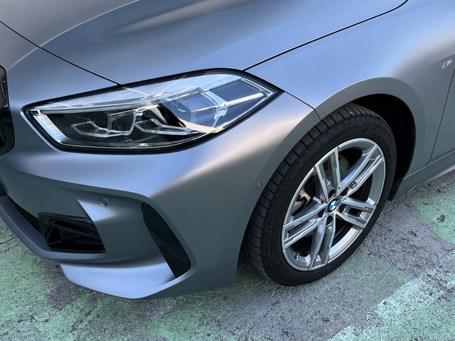 BMW Serie 1 118d color Gris. Año 2024. 110KW(150CV). Diésel. En concesionario Celtamotor Vigo de Pontevedra