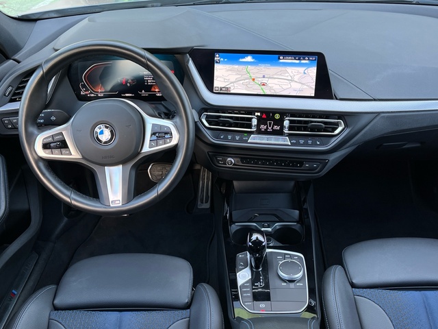 BMW Serie 1 118d color Gris. Año 2024. 110KW(150CV). Diésel. En concesionario Celtamotor Vigo de Pontevedra