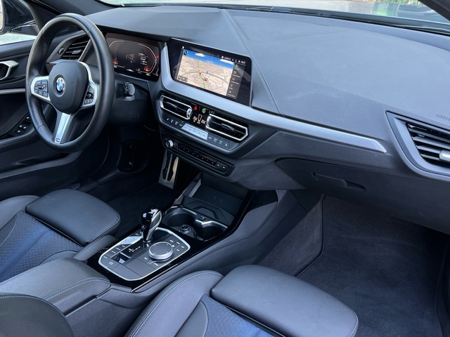 BMW Serie 1 118d color Gris. Año 2024. 110KW(150CV). Diésel. En concesionario Celtamotor Vigo de Pontevedra