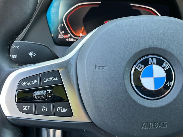 BMW Serie 1 118d color Gris. Año 2024. 110KW(150CV). Diésel. En concesionario Celtamotor Vigo de Pontevedra