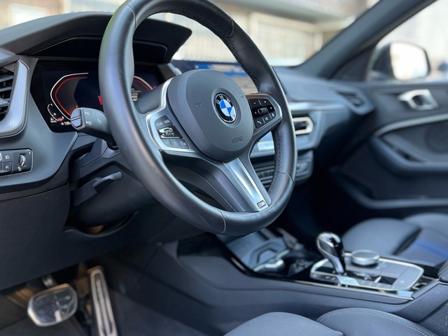 BMW Serie 1 118d color Gris. Año 2024. 110KW(150CV). Diésel. En concesionario Celtamotor Vigo de Pontevedra